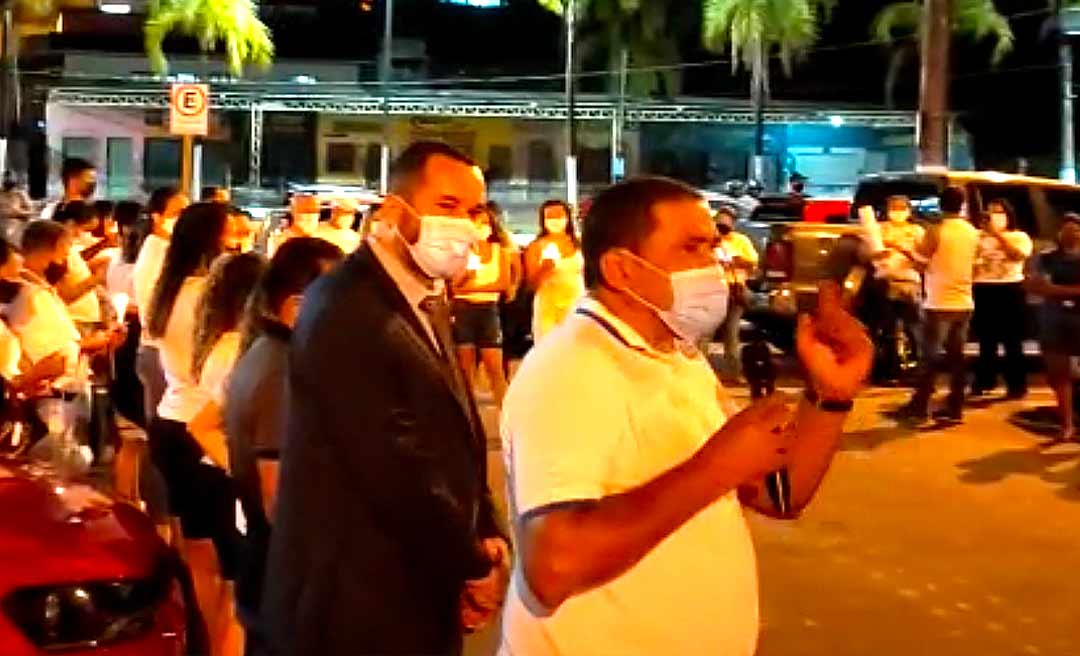 Com velas, professores protestam contra Márcio Bittar: “O maior parasita do país é ele”