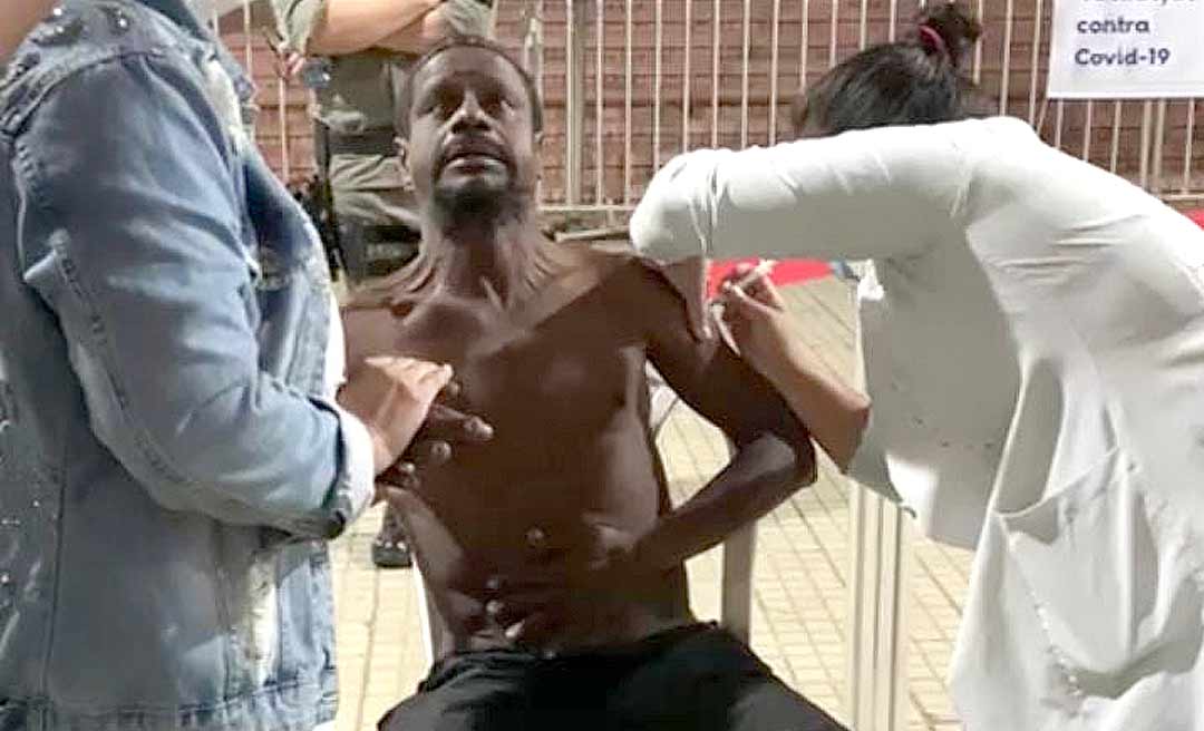 Nego Bau é vacinado contra covid-19 em mutirão na frente do Palácio e diz: "Quero comer"