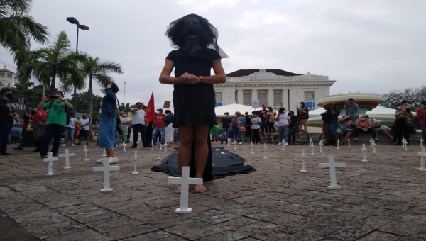 Ato anti-Bolsonaro no Acre tem cruzes, velas e "noiva de Bolsonaro" no dia em que o Brasil atingiu mais de 500 mil óbitos