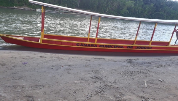 Presidente da Câmara de Jordão Eudes Mendes cria barco-gabinete para atender ribeirinhos 