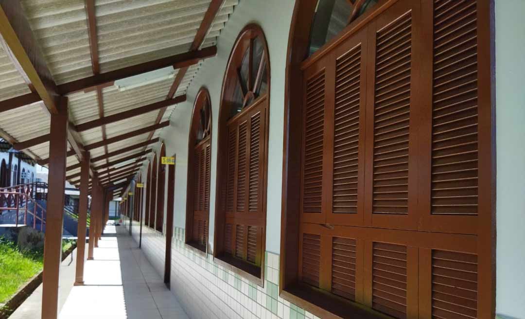 Núcleo de Educação de Cruzeiro do Sul realiza reforma na Escola Integral Craveiro Costa