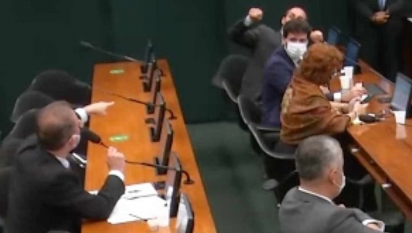 Na Câmara, Leo de Brito e Eduardo Bolsonaro batem boca durante debate sobre mudança em lei