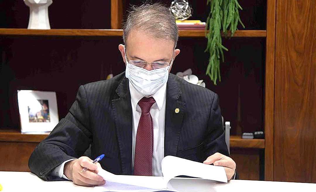 Leo de Brito pede que CFFC e TCU apurem denúncia de superfaturamento na compra da vacina indiana