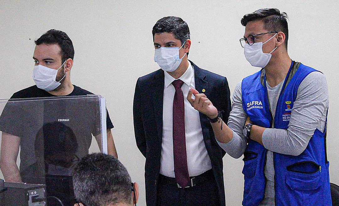 Calegário participa de assinatura de concessão de boxes do Shopping Aquiri, na sede da Prefeitura