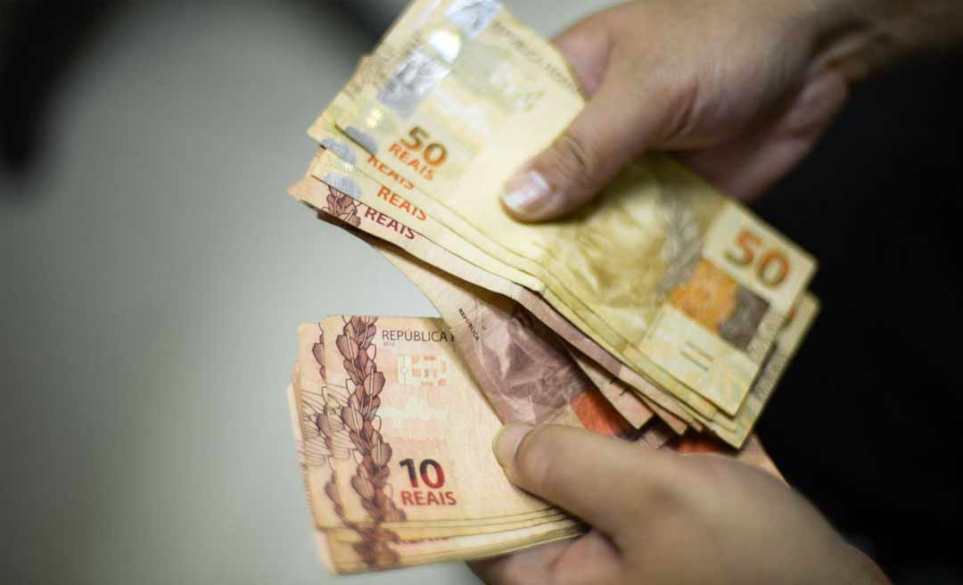 Gladson antecipa pagamento de salário e metade do 13º para segunda-feira