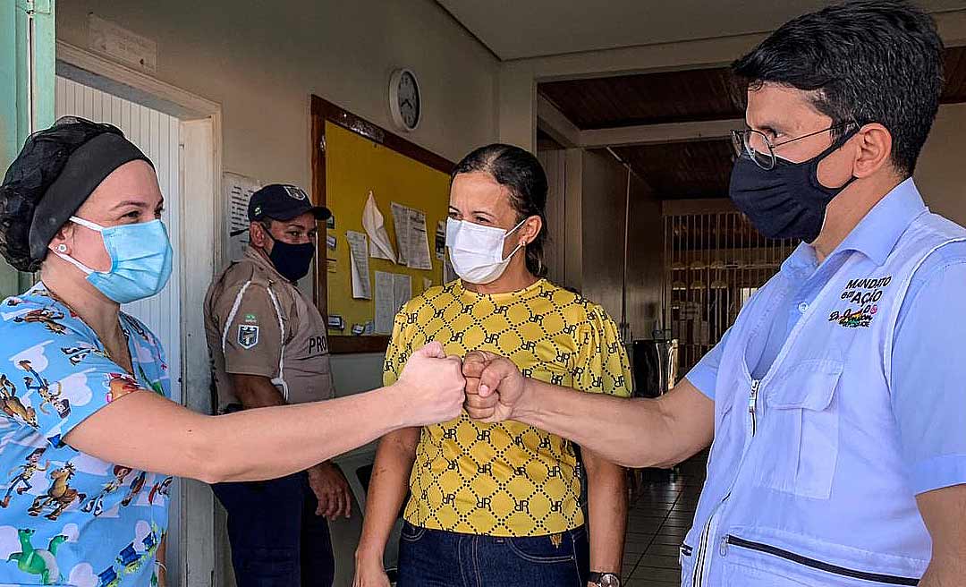Em Sena Madureira, Jenilson se reúne com vice-prefeito Gilberto Lira e dialoga com profissionais de saúde