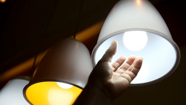 Energia é religada na Souza Araújo após "cotinha" de grupo; governo não se manifestou, diz padre