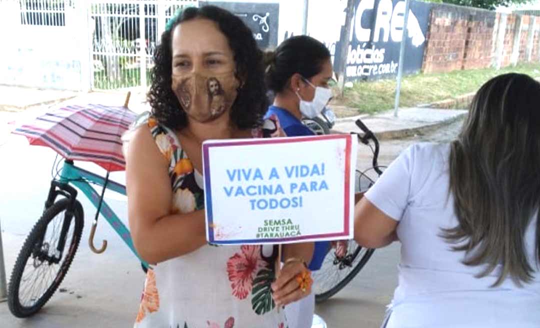 Prefeita Maria Lucinéia recebe a primeira dose da vacina contra a Covid-19