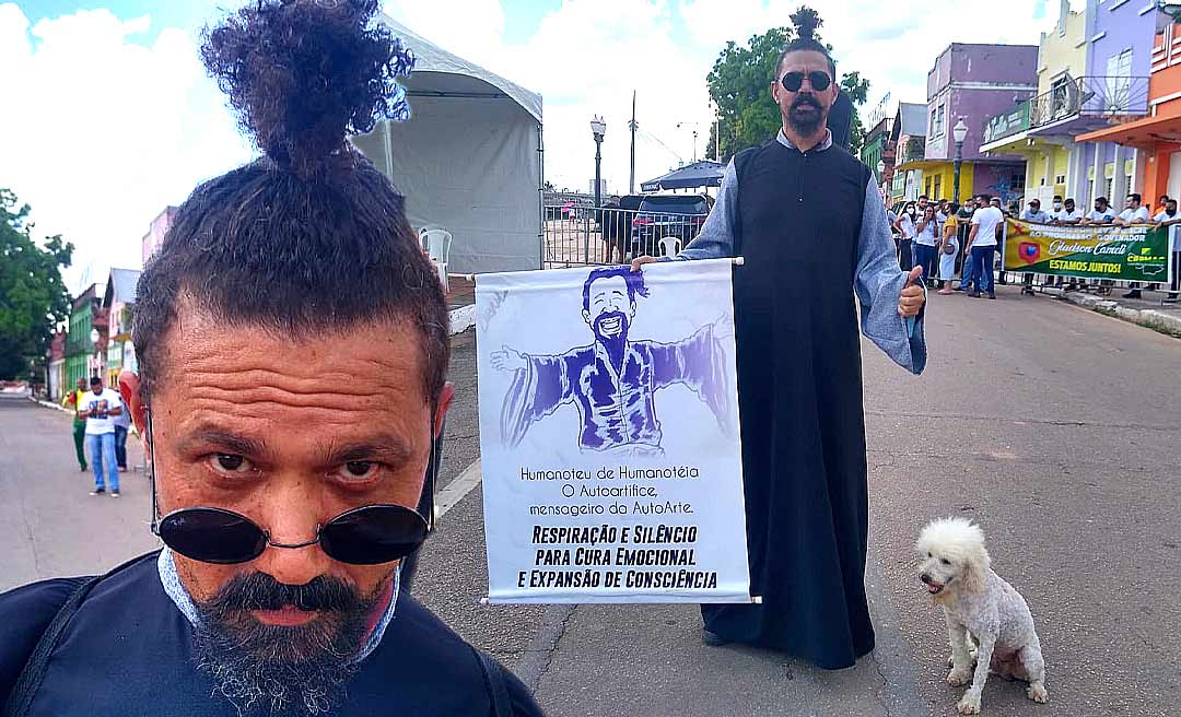 Emílio Humanoteu, o acreano que se veste como profeta e anda pelas ruas com uma cadelinha à procura de depressivos: "Eu rasgo a ilusão. Cristo ia sentar do meu lado"