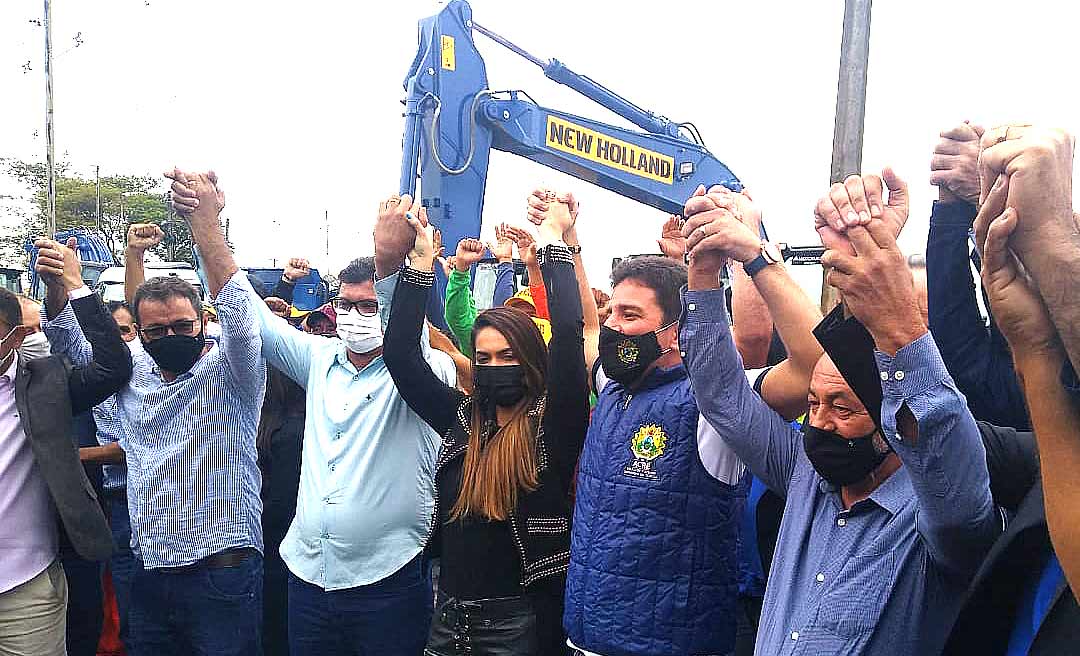 Com senadores e deputados, Gladson entrega 90 máquinas e anuncia mutirões; "consolidação de parcerias"