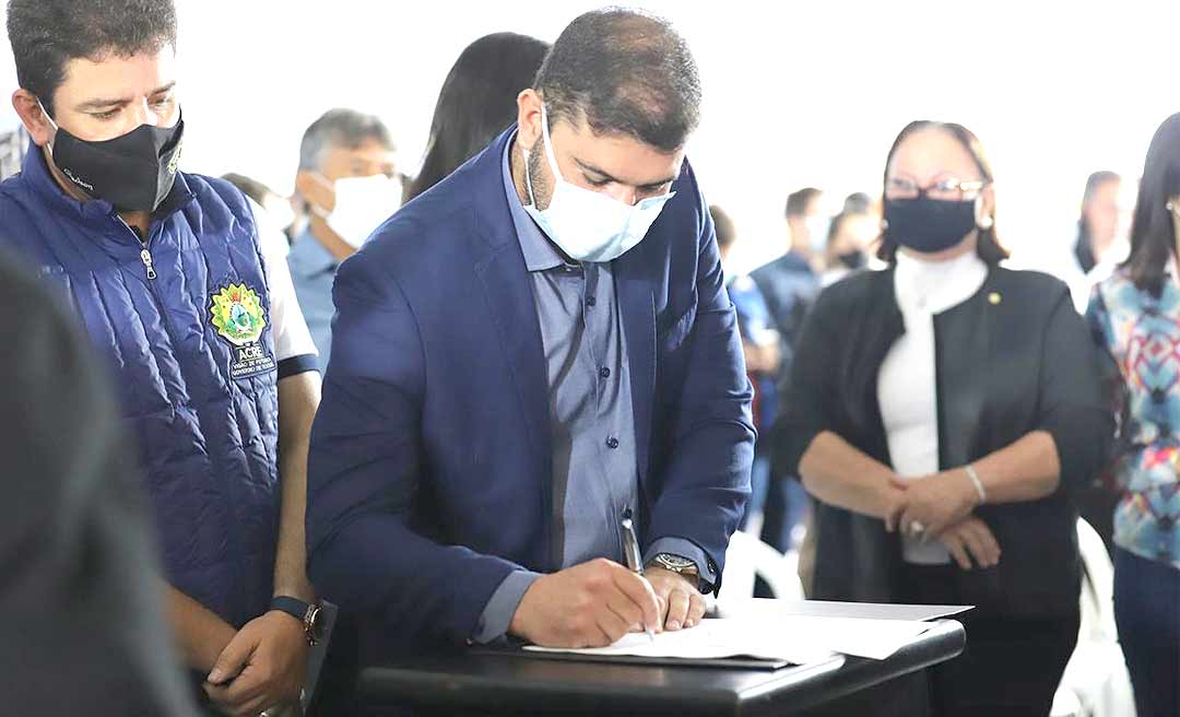 Ao lado de Gladson Cameli, Nicolau Júnior assina ordem de entrega de maquinário e caminhões para abertura e recuperação de ramais