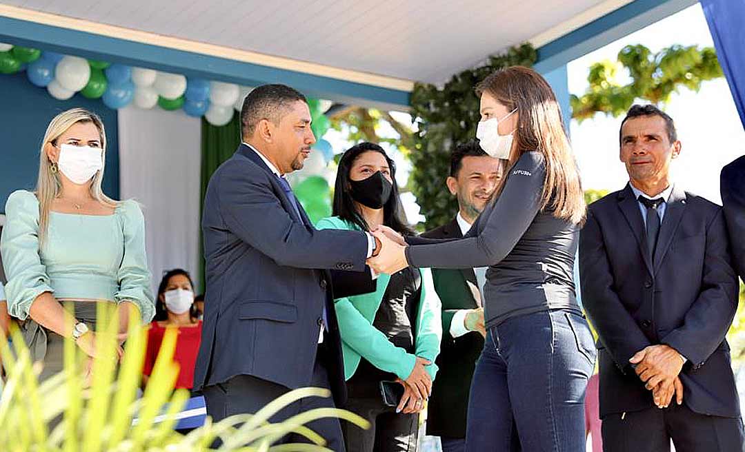 No aniversário de Porto Walter, Jéssica Sales assina ordem de serviço e anuncia investimentos de R$ 2 milhões