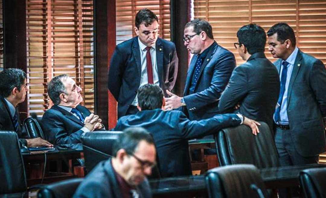 No plenário, deputados derrubam veto de Gladson sobre o projeto que visa a contratação de médicos formados no exterior