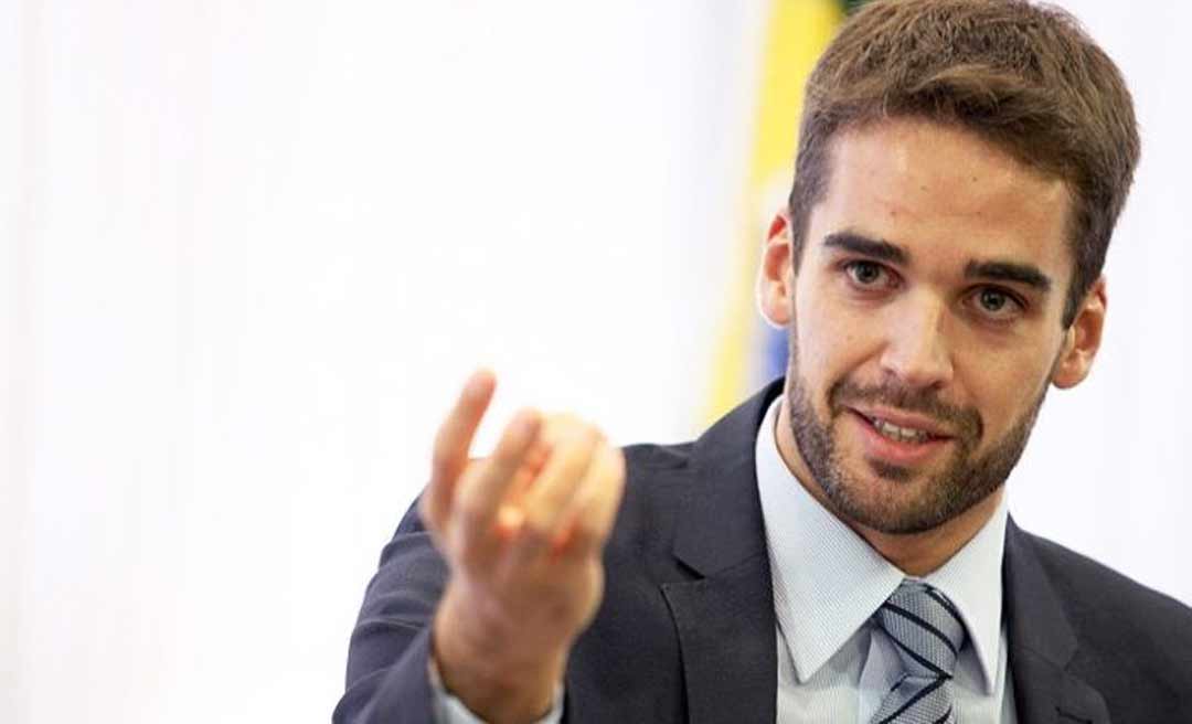 Governador do RS assume ser gay e diz que vai disputar pré-candidatura a presidente