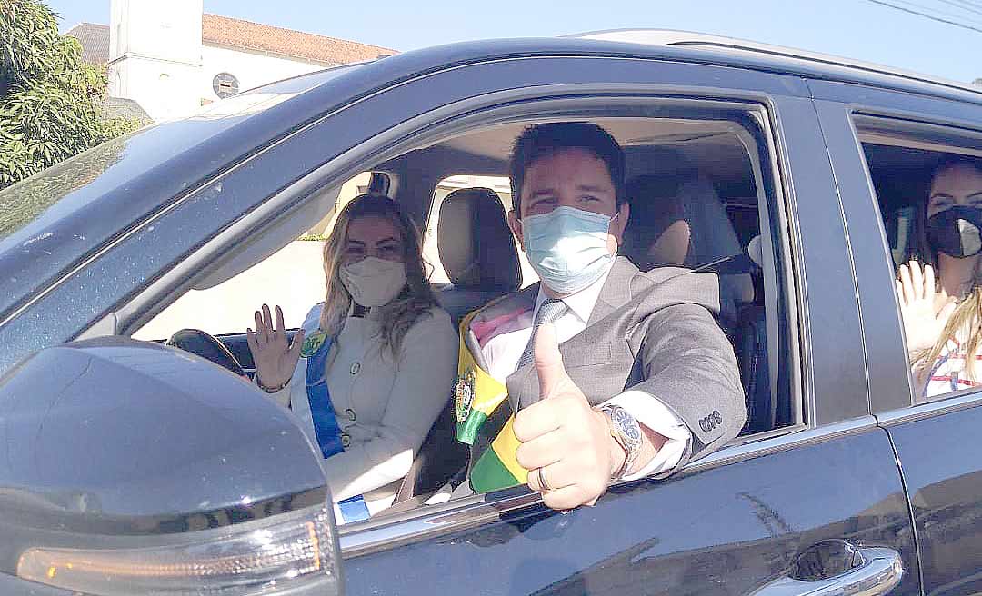 De carro e a pé, Gladson e Fernanda Hassem desfilam nas ruas de Brasileia em comemoração ao aniversário da cidade