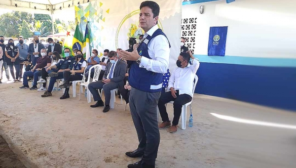 "Não tem a vacina boa e a ruim. Vamos se vacinar", pede Gladson Cameli