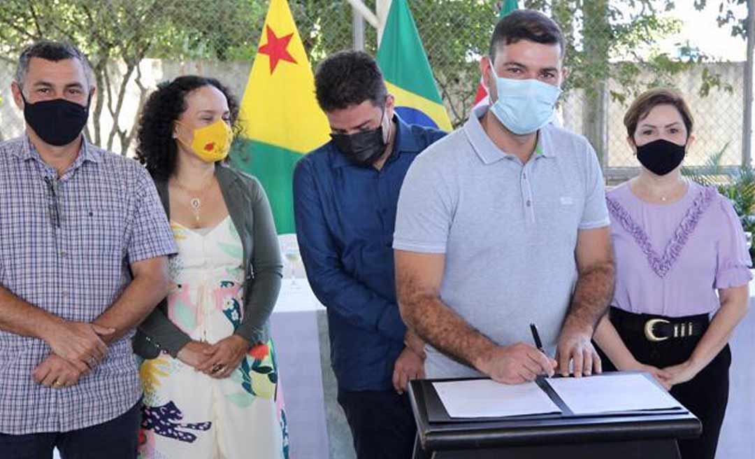 Nicolau Júnior participa de Cerimônia de Contratação de Professores Temporários em Tarauacá