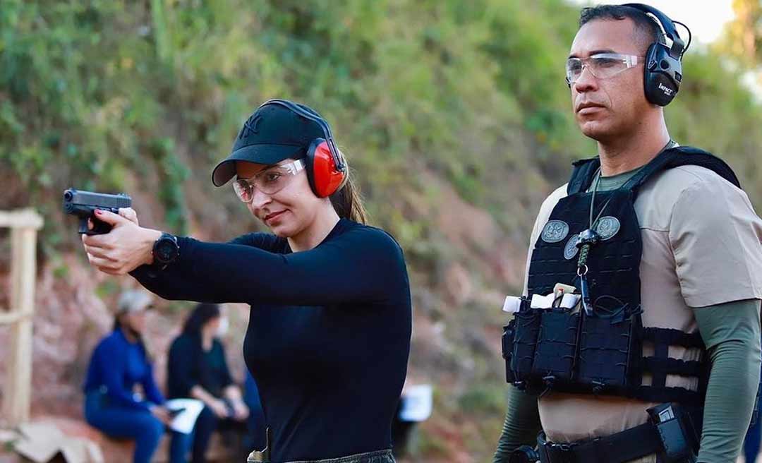 Primeira-dama destaca importância da autodefesa para mulheres e faz curso de tiro