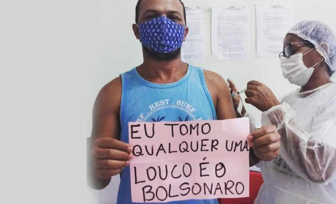 No Acre, ativista é vacinado e chama Bolsonaro de louco