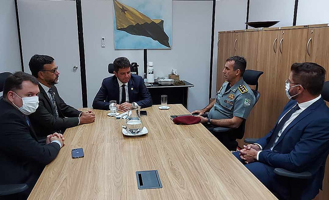 Gladson recebe subcomandante da Força Nacional para definir ações no estado