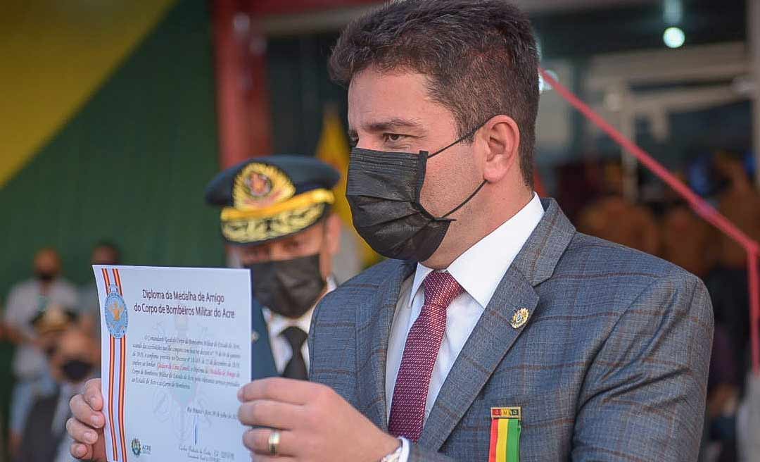Governador participa de homenagem, entrega viaturas e equipamentos ao Corpo de Bombeiros