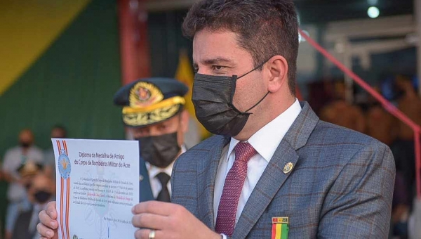 Governador participa de homenagem, entrega viaturas e equipamentos ao Corpo de Bombeiros