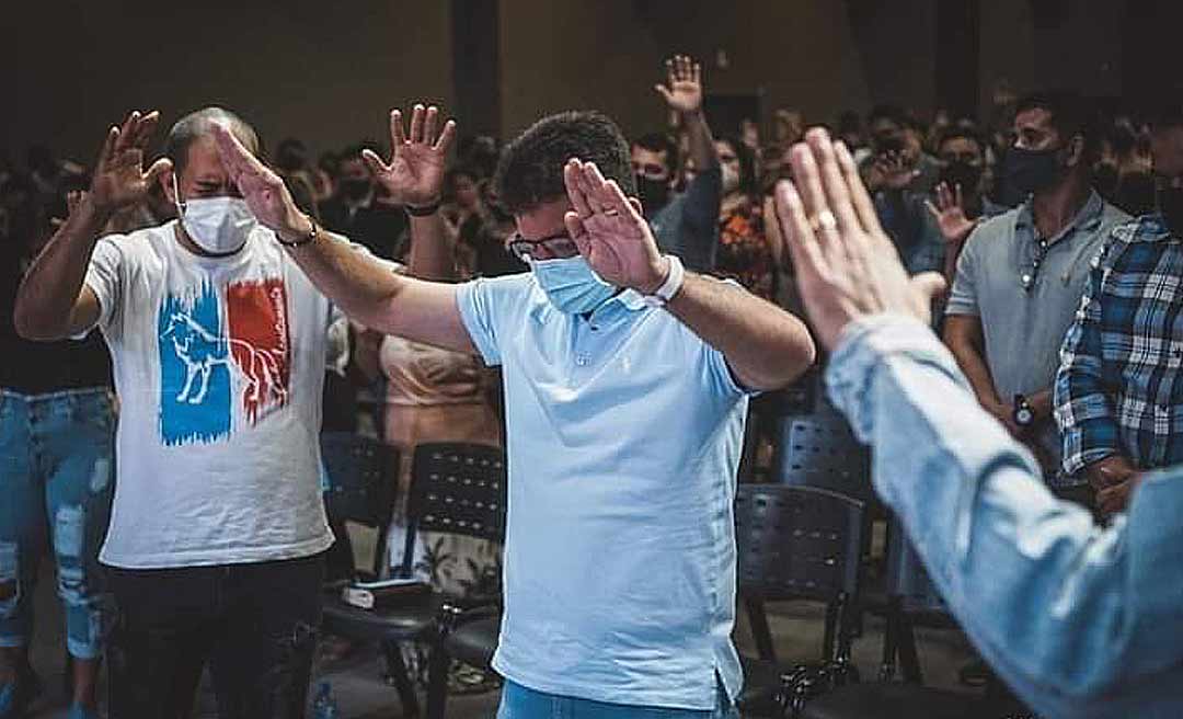 Gladson participa de culto na Comunidade Batista Vida, recebe oração e diz: "É a fé em Deus que move nossas vidas"