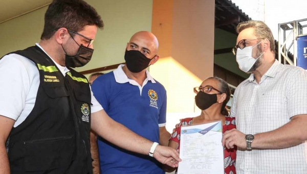 Moradores da Baixada da Sobral são beneficiados pelo governo com a entrega de 440 títulos definitivos