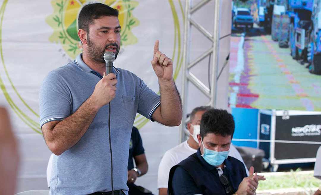 Nicolau Júnior destaca compromisso do governo do Acre durante anúncio de investimentos em educação e entrega de máquinas em Cruzeiro do Sul