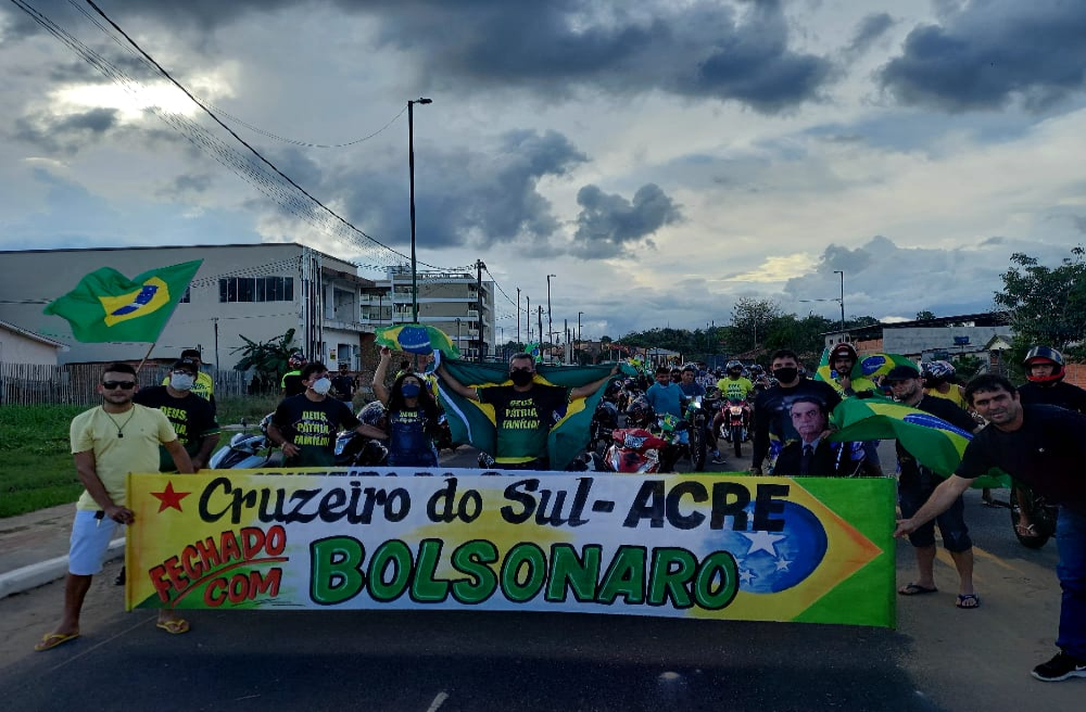Motociata pró-Bolsonaro em Cruzeiro do Sul reúne centenas e tem pedido de voto impresso 