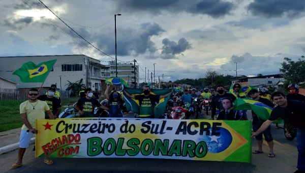 Motociata pró-Bolsonaro em Cruzeiro do Sul reúne centenas e tem pedido de voto impresso 