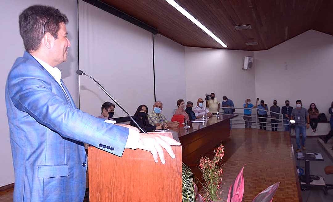 "Temos que de uma vez por todas resolver o problema das terceirizadas", diz Gladson em solenidade da Educação