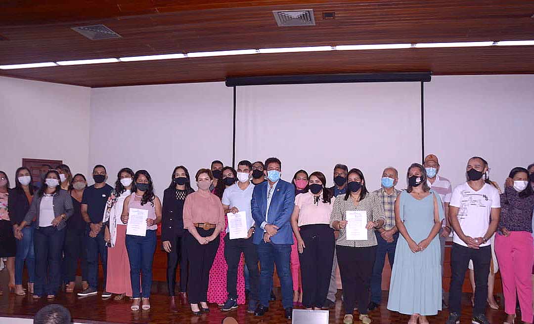 Em solenidade na Educação, Gladson empossa 61 novos professores efetivos