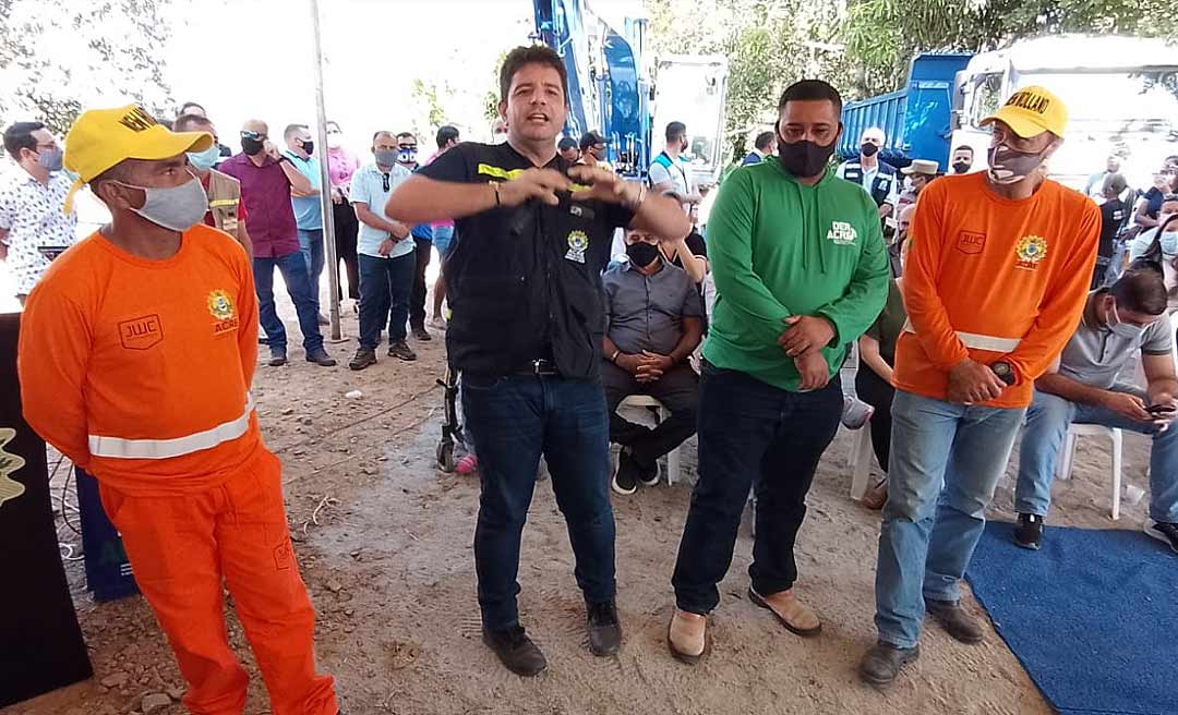 Em Sena, Cameli entrega máquinas, anuncia licitação para construção da Ponte do 2º Distrito e cutuca: "Sena não tem dono"