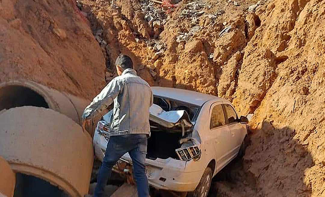 Carreta bate na traseira de táxi, condutor perde o controle e cai em ribanceira na BR-317