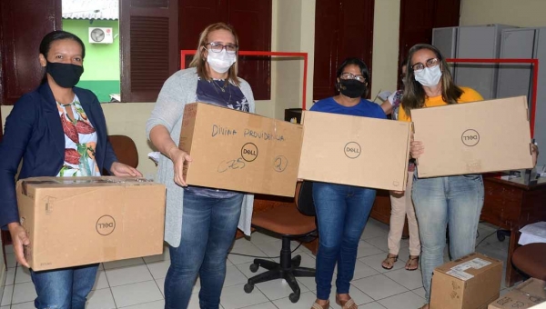 Núcleo de Educação de Cruzeiro do Sul entrega equipamentos de informática e kits de cozinha