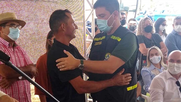 Na zona rural de Plácido, Gladson entrega pontes e máquinas e vistoria obras em ramais