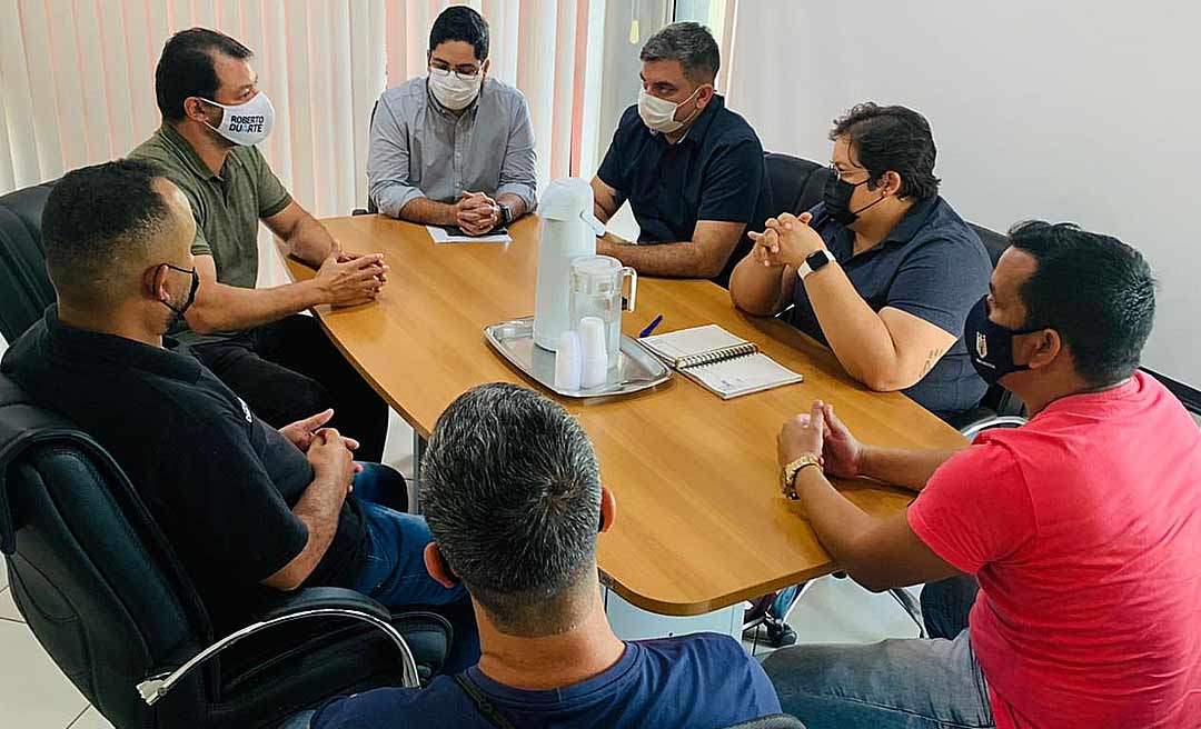 Na Sesacre, deputado estadual Roberto Duarte cobra pagamento dos vigilantes demitidos 