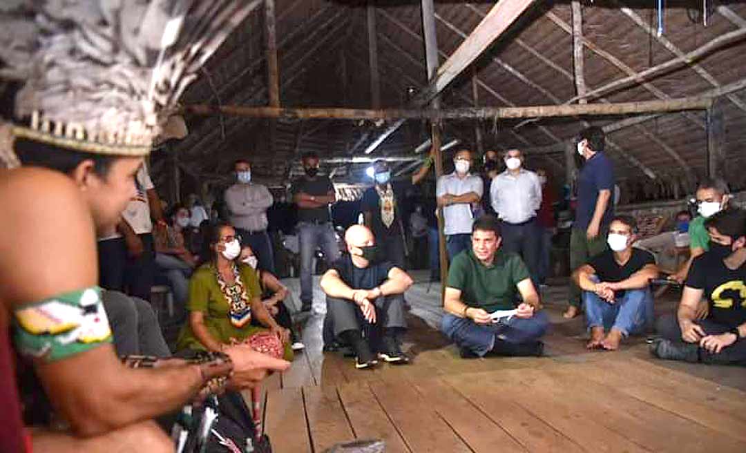 Acompanhado da comitiva do BNDES, governador Gladson Cameli visita aldeia Puyanawa