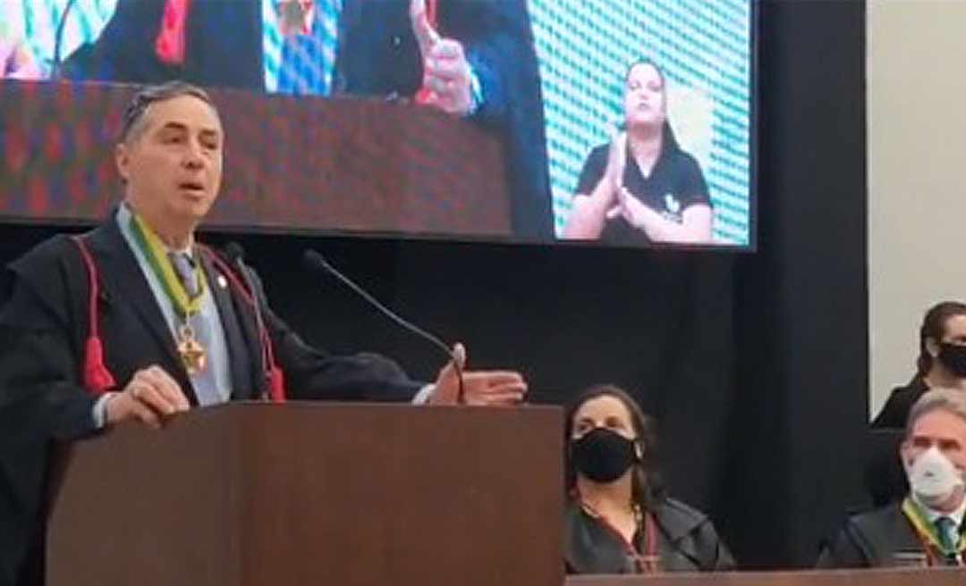 Em solenidade no Acre, ministro Barroso manda recado a Bolsonaro e diz que “mentira deliberada tem dono”