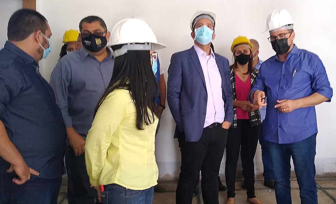 Em Mâncio Lima, Gladson vistoria obra de hospital e visita local onde será construído o Centro Integrado de Segurança