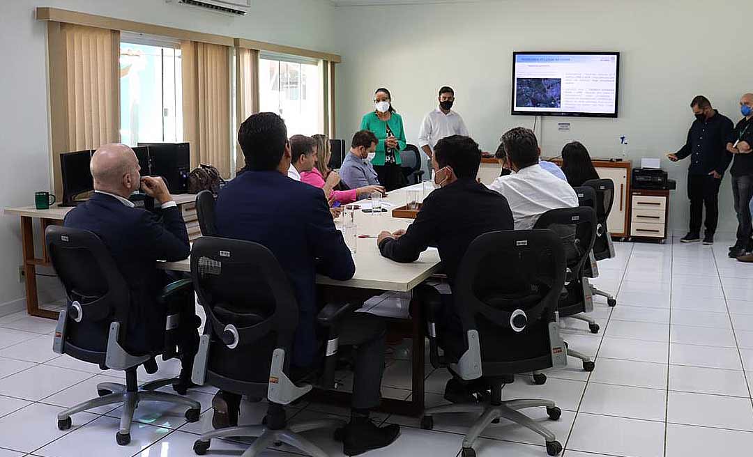 Presidente do BNDES conhece estrutura tecnológica do Centro Integrado de Geoprocessamento e Monitoramento Ambiental