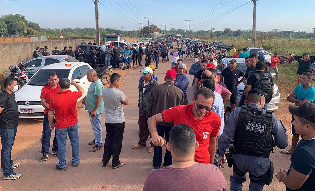 Estrada que liga Boca do Acre ao Piquiá é bloqueada por autoridades e populares