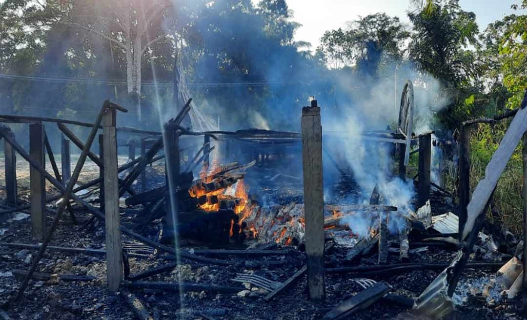 Incêndio destrói casa na Estrada Variante, no município de Cruzeiro do Sul
