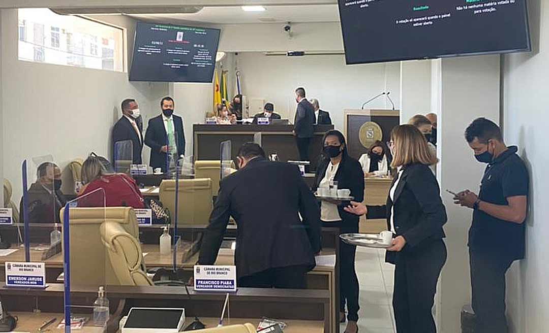 Vereadores retomam sessões presenciais após 16 meses trabalhando pela internet