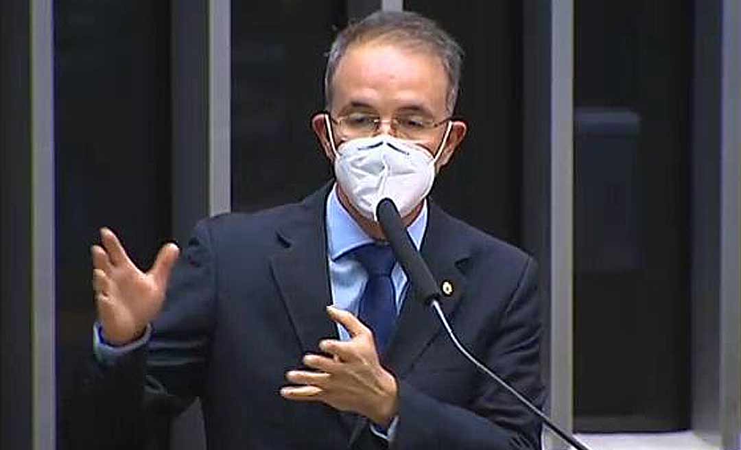 ”O Brasil está abandonado”, diz Leo de Brito em discurso na Câmara dos Deputados