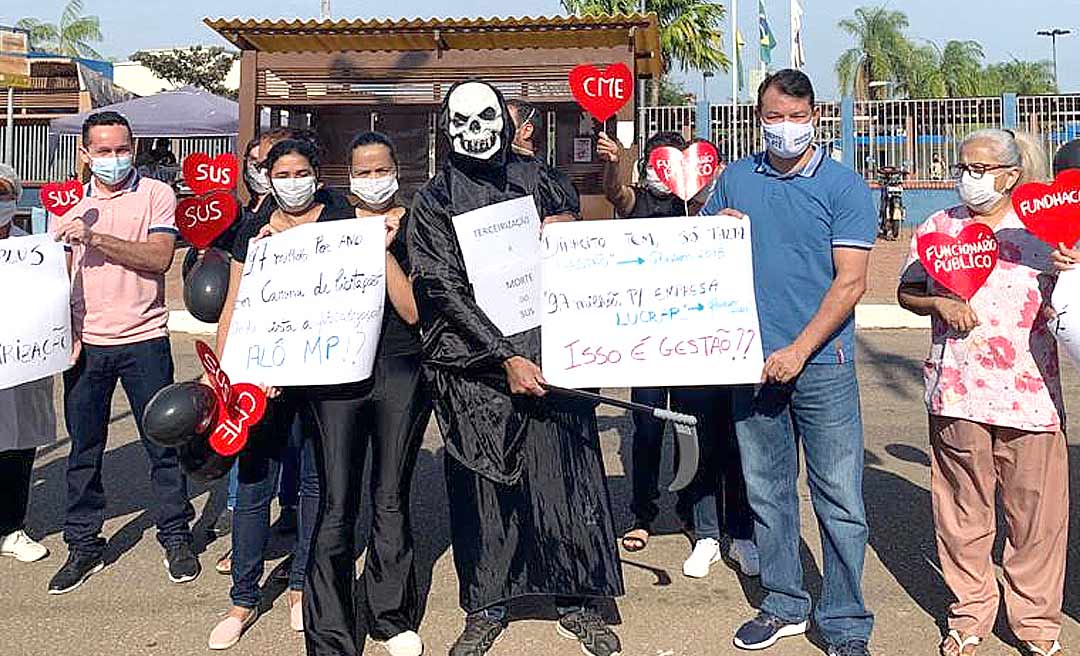 Durante manifestação dos servidores da Fundhacre, Roberto Duarte critica terceirização da saúde no Acre