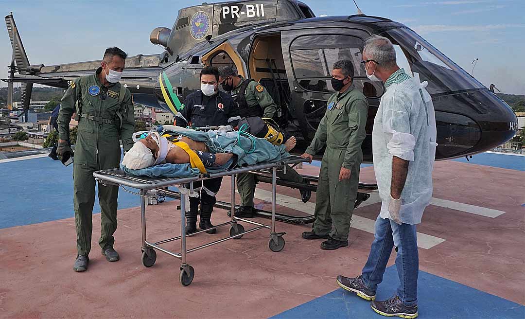 Helicóptero do governo realiza resgate de homem atingido por árvore em Xapuri