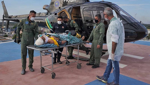 Helicóptero do governo realiza resgate de homem atingido por árvore em Xapuri