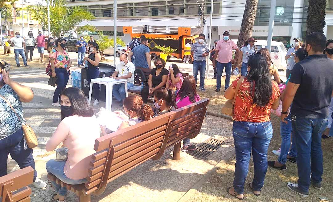 Servidores da Educação municipal protestam na frente da prefeitura e não descartam greve